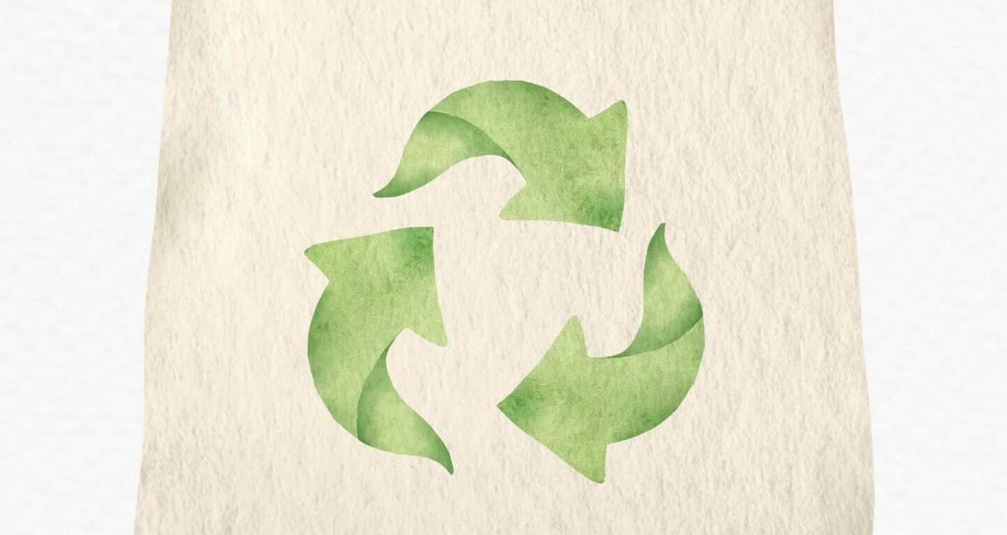 Illustration d'un sac réutilisable écru en tissu avec un symbole de recyclage vert