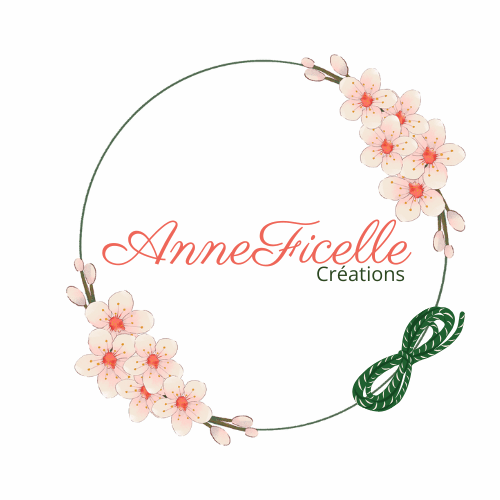 Logo d'Anne Ficelle Créations, avec le nom complet entouré d'une couronne de fleurs de cerisier et d'un lien vert.