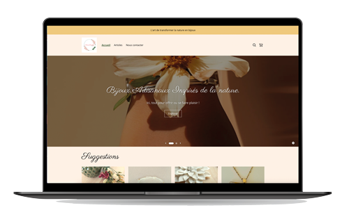 Capture d'écran de la page d'accueil d'une boutique en ligne de bijoux artisanaux et naturels, affichant un carrousel de produits, des suggestions de bijoux floraux et un menu de navigation.