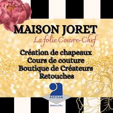 Logo et visuel promotionnel de la Maison Joret - La folie Couvre-Chef, sur fond pailleté doré avec des rayures noires et blanches et des illustrations de pivoines roses. Le texte indique : Création de chapeaux, Cours de couture, Boutique de Créateurs, Retouches, avec le label officiel Artisan Métiers d'Art.